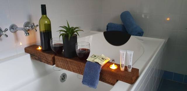 Large spa bath in the Dunes villa downstairs bathroom